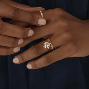 Anillo de Compromiso con Halo Floral de Diamante Moissanita de Corte Redondo, Color D, Elegante y Único, Plata 925, Categoría de Producto Premium - Product Image 5