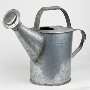 Arrosoir d'inspiration patrimoniale en métal galvanisé vieilli avec grande capacité de volume pour l'arrosage de la pelouse et du parterre de fleurs - Product Image 2