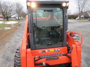 รถตักล้อยาง KUBOTA SSV75 พร้อมเครื่องยนต์ดีเซล 4 จังหวะ หลายสูบ 70 ซีซี ระบายความร้อนด้วยน้ำ ให้ผลผลิตสูง สตาร์ทด้วยเท้า - Product Image 5