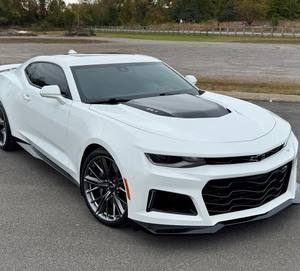 Chevrolet Camaro ZL1 berline RWD 2024 d'occasion, blanc premium, conduite à gauche, intérieur foncé, jantes en alliage, sièges en cuir, pack motorisé - Product Image 1