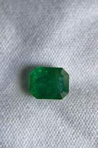 Esmeralda zambiana natural facetada con corte octogonal. - Product Image 3