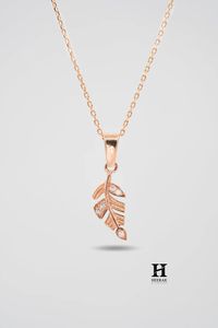 Elegante Collar Minimalista de Oro Rosa de 14K con Colgante de Diamante en Forma de Pluma, Joyería Fina - Product Image 3