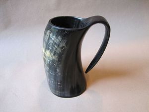 Taza de cuerno vikingo con grabado Natural 100% con asa, cuerno Premium, artesanías hechas a mano, artículos para beber, cocina para ocasiones navideñas - Product Image 2