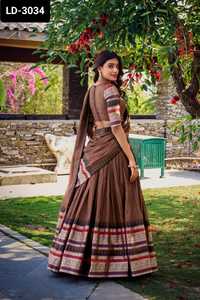 Collection Lehenga Choli des plus belles tenues traditionnelles indiennes de tissage Zari lourd avec prix de gros et meilleure qualité - Product Image 2