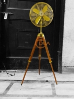 Ventilateur sur pied en laiton de style vintage antique fait à la main avec support de trépied réglable en bois refroidissement par air électrique pour les hôtels et les ménages