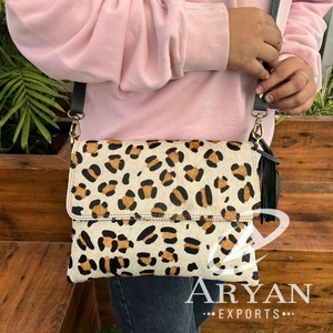 กระเป๋าสะพายพาดลำตัวหนังวัวพิมพ์ลายสัตว์สุดหรูสำหรับผู้หญิงกระเป๋าหนังแท้มีฝาปิดแบบคล้องข้อมือ - Product Image 1