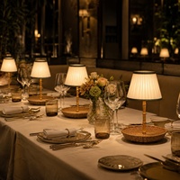 Lampe de table sans fil rechargeable 3 CCT simple à alimentation CC en bambou avec plateau rond en rotin et abat-jour en tissu plissé pour restaurant et hôtel