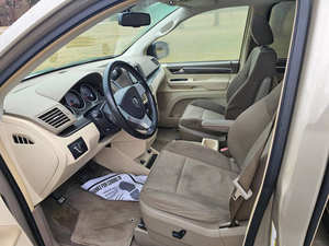 Volkswagen Routan SE 2009 d'occasion, conduite à gauche - Product Image 2