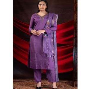 Conjunto de Kurti bordado de primera calidad en tela romana de viscosa con dupatta floral de trabajo de cuello delicado y ajuste elegante - Product Image 3