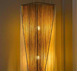 Lampe de sol triangulaire moderne en roseau |   Lampe d'angle en fibre tissée naturelle |   Lampe à colonne texturée contemporaine - Product Image 3