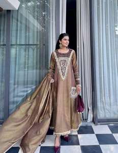 Kurta ชุดผู้หญิงพร้อมผ้าทอลายทแยงเย็บลำดับด้วยผ้ากำมะหยี่และลูกไม้ซาโมซ่าทำงานด้านบนและด้านล่างพร้อม dupatta - Product Image 3