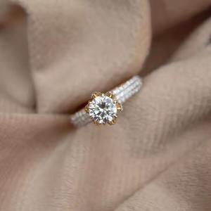 Bague de créateur de fleur en or jaune massif 18 carats Bague de halo en diamant cultivé en laboratoire VS1 pour cadeau d'anniversaire Parfait pour cadeau de proposition - Product Image 1