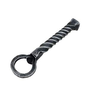 Grand ouvre-bouteille en fonte de style antique avec finition rustique parfait pour les bars, les restaurants et les intérieurs modernes. - Product Image 4