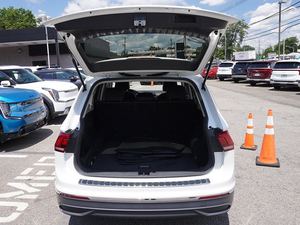 Blanco limpio usado 2023 Volkswagen Tiguan SE 4Motion con llantas de aleación Sistema de navegación de cuero Arranque remoto Paquete definitivo - Product Image 4