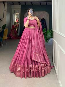 Magnifique Lehenga en Soie Traditionnel de Créateur avec Bordure Tissée Unie, Choli Moderne pour Fêtes, Mariages et Demoiselles d'Honneur - Product Image 3