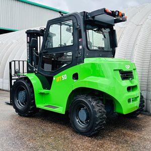 Nouveau chariot élévateur tout-terrain diesel RT50, outils de levage, hauteur de levage 4700 mm |   Capacité de 1 tonne |   Positionneur de fourche |   Cabine complète 4x4 |   1 an - Product Image 5