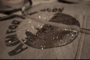 เสื้อฮู้ดดี้ฤดูหนาวแบบสั่งทำจากโรงงาน ผ้าคอตตอน 100% หนัก 500gsm ล้างสีแบบ Stone Acid Wash ปักลายฉลุขาดๆ แต่งคริสตัล ซิปฮู้ดดี้ - Product Image 2