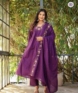 Bas de Kurta festif avec ensemble Dupatta avec broderie traditionnelle - Product Image 2