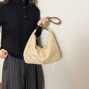 高级纯素麂皮三角形流浪汉包 简约几何美学手提包 奢华设计师品牌单肩包 适合精品店 <span class=keywords><strong>2026</strong></span> - Product Image 3