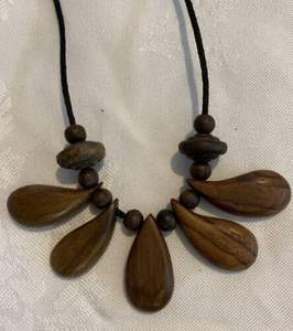 Collier en bois artisanal pour vêtements ethniques - Product Image 1