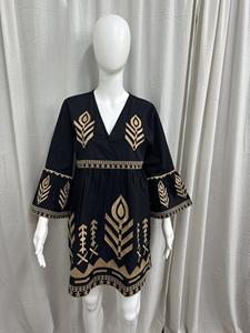 OEM/ODM Robe longue bleue pour femmes, dernière conception, broderie faite à la main, broderie blanche, robe ukrainienne, taille naturelle, lavable - Product Image 2