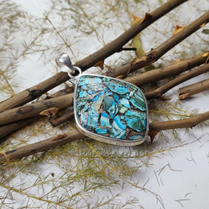 Pendentif en malachite de forme fantaisie fait main dans une matrice de malachite, en argent sterling 925 – Bijoux pour femme - Product Image 6