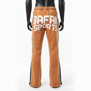 กางเกงขายาวทรงบานผ้าฟลีซผสมคอตตอนและโพลีเอสเตอร์คุณภาพพรีเมียม ผ้าขัดเนื้อนุ่ม สีน้ำตาลฟอก แต่งแถบข้างเข่า พร้อมโลโก้แบบรีดร้อนสั่งทำพิเศษ กางเกงขายาวทรงบานสำหรับผู้ชาย - Product Image 2