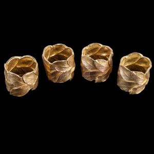 Élégant rond de serviette en métal au design fleuri doré, parfait pour la décoration de table de mariage moderne et les repas élégants - Product Image 4