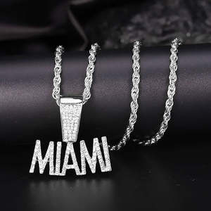 Elegante colgante de diamantes de imitación con letras de Miami Colección de dijes de moda - Product Image 1