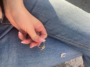 Bague de fiançailles 3 pierres certifiée IGI Toi Et Moi avec diamants de poire ovales et coussinés en laboratoire en or massif 14 carats pour elle - Product Image 2