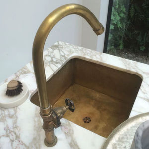 Évier en laiton Heritage pour la décoration de salle de bain de style culturel, mettant en valeur les techniques traditionnelles de l'artisanat métallique - Product Image 1