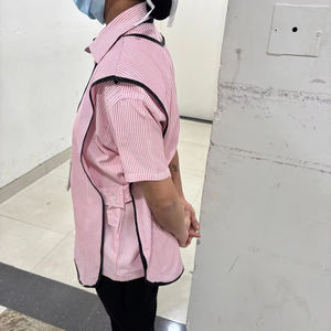 Tunique rayée rose et blanche pour femme avec pantalon noir uniforme de personnel de ménage d'hôtel - Product Image 1