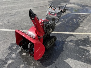Souffleuse à neige à deux étages avec démarrage électrique, disponible pour les activités de plein air, en vente - Product Image 5