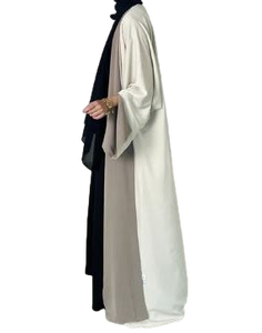 Ensemble islamique gris léger à la demande féminin et fluide pour les journées chaudes et les vêtements de bureau décontractés disponibles à la vente - Product Image 2