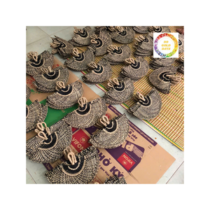 Ventilateur à main en jonc de mer fabriqué à la main qui fonctionne comme une pièce de décoration élégante avec une touche de vie côtière - Product Image 2