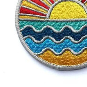 Badges brodés de haute qualité, nouveau style, produit très vendu, fabrication sur mesure, patchs brodés en tissu sergé pour vêtements - Product Image 3