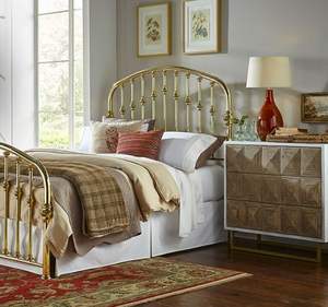 Cadre de lit en laiton décoratif avec accents métalliques détaillés, support durable pour un style de chambre royale - Product Image 1