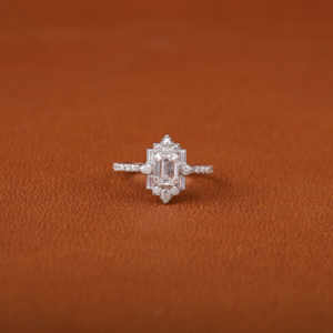 Anillo de compromiso solitario de diamante cultivado en laboratorio de corte esmeralda, Oro Sólido de 14 quilates con pera y acento de corte redondo, anillo de diamantes, regalo para mujer - Product Image 1