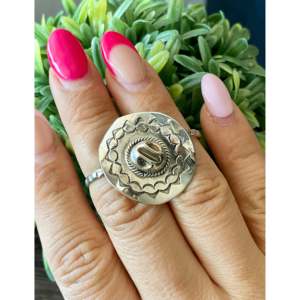 Anillo de Plata de Ley con Forma de Sombrero de Vaquero y Bisel de Perlas, Talla 7-7.5, por Ben Livingston - Product Image 2