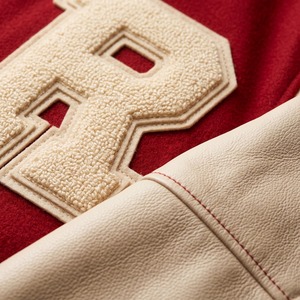 Veste universitaire pour homme, rouge vif et crème, avec patch tête de cheval en chenille, manches en cuir véritable, personnalisable, OEM - Product Image 4