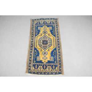 Alfombra Turca Vintage de Lana Pequeña 1.8x3.4 pies con Respaldo de Látex Ecológico, Alfombra Tradicional con Parches Azules y Amarillos - Product Image 1