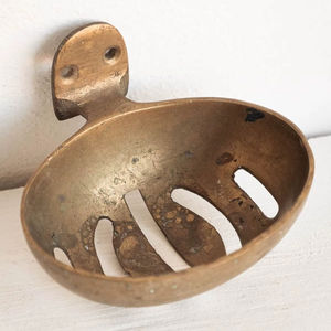 Porte-savon en laiton rustique pour une salle de bain classique, ajoutant un ton métallique chaud et un caractère traditionnel - Product Image 1