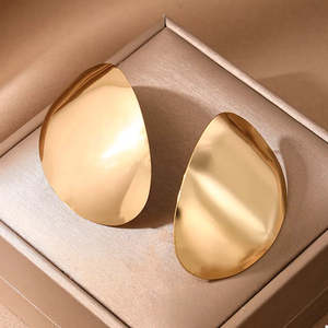 Orecchini a perno geometrici dorati scolpiti - Product Image 4