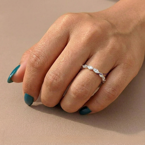 Anillo de Eternidad con Diamantes Cultivados en Laboratorio, Corte Marquesa de 1.20 Ct, Oro Blanco Sólido de 14K, Certificado IGI, Joyería de Lujo, Lurba Jewels - Product Image 4