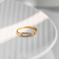 Vente en gros Bagues de mode Plaqué or 18 ct Étanche Bague de doigt de mariage en acier inoxydable Bijoux pour femmes