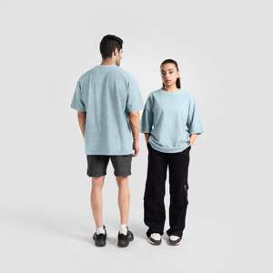 เสื้อยืดคอร์สโตนวอชสีเขียวทะเล ผลิตจากผ้าเจอร์ซีย์ที่สวมใส่สบาย - Product Image 1