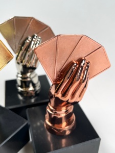 Trofeo de Póker Metálico Profesional, Juego de Oro, Plata y Bronce, Premio de Resina con Diseño de 4 Ases, Regalo para Campeonatos y Torneos - Product Image 3