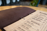 Personnalisé Crazy Horse Cuir Véritable Restaurant Cafés Bars Porte-menu en cuir Double pli Panneau Menu Couvre LMC-0080