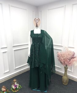 Explore nuestros vestidos Kanchipuram, elaborados con intrincados Dori y adornos de perlas para una sensación de lujo. - Product Image 5