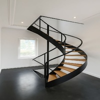 Escalier hélicoïdal moderne à câbles en acier noir, marches en bois massif, pour villa duplex